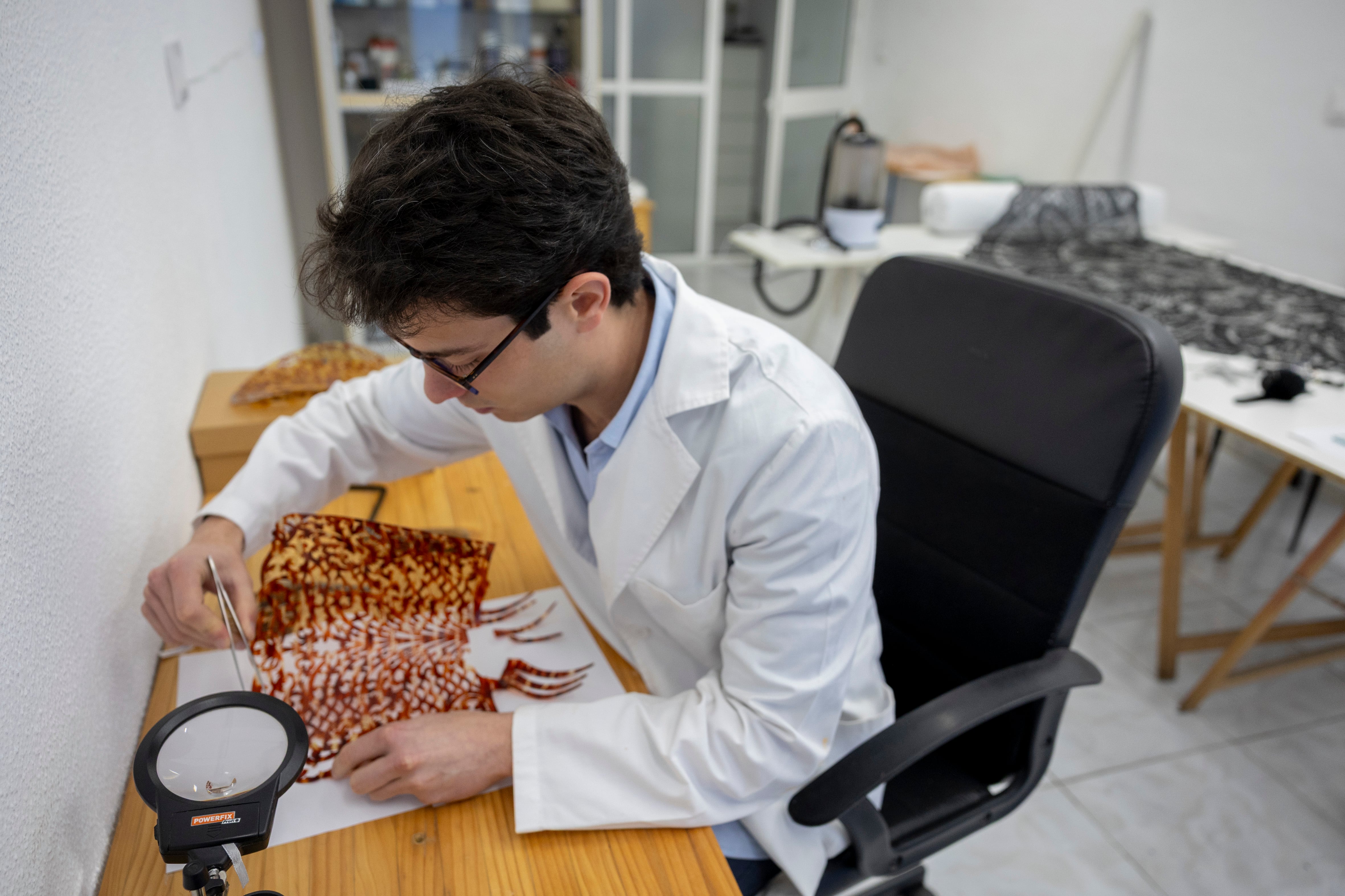 La nueva vida de las peinas por Semana Santa: una restauración minuciosa y compleja para la que apenas hay expertos